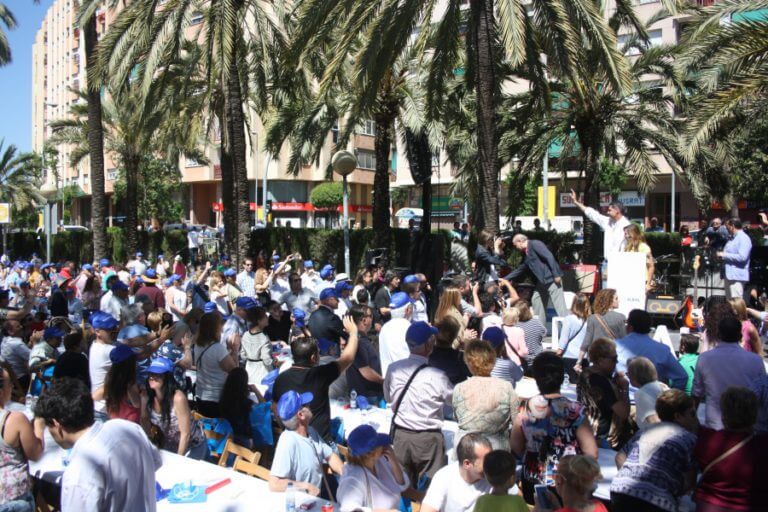 Albiol fa una demostració de força al barri de Llefià a una setmana del 24M