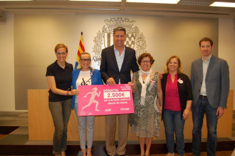 Dues entitats reben 3.200€ per prevenir el càncer de mama