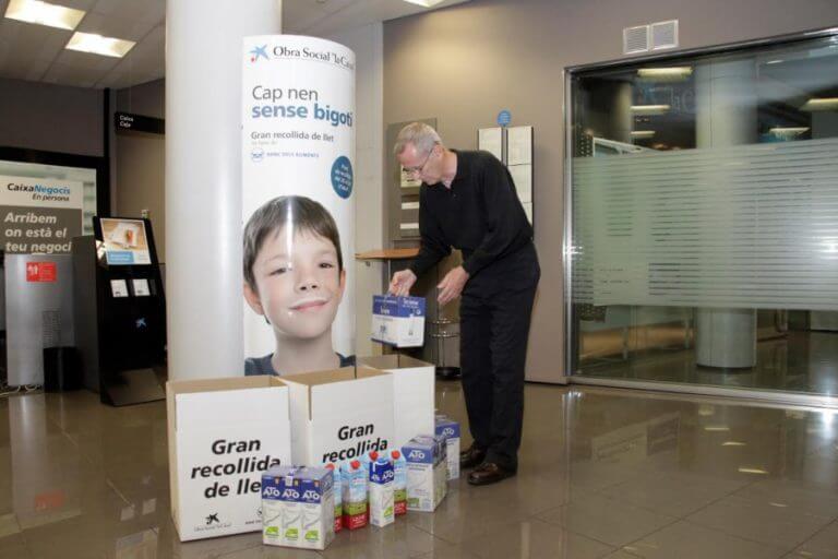 Badalona recapta 2.779 litres de llet per a la campanya solidària ‘Cap nen sense bigoti’