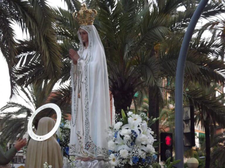 La Processó de Fàtima surt pels carrers de Llefià