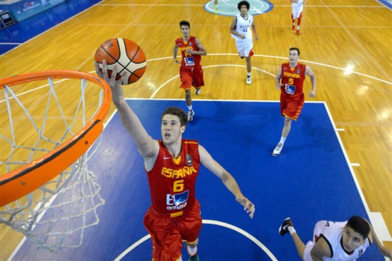 Xabi López lliga el primer triomf de la U18 (68-70)