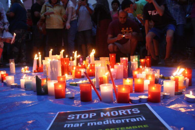 Badalona encén la plaça de la Vila en suport al drama dels refugiats sirians