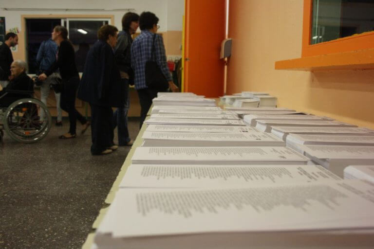 Impugnen les meses d’un col·legi on van trobar sobres amb paperetes del PP ja ficades