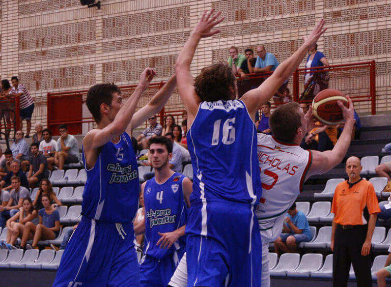 Guillén allunya el primer triomf de la pretemporada (71-75)