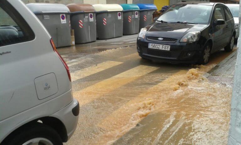 Una fuita d’aigua fa baixar per l’avinguda President Companys una petita riada