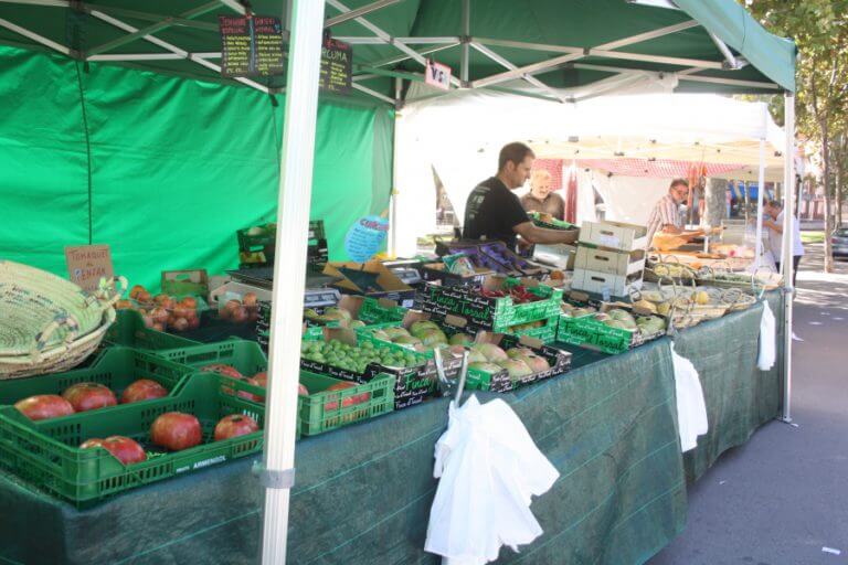Els comerciants de Sant Crist consideren “il•legals” les parades d’aliments dels ‘encants’