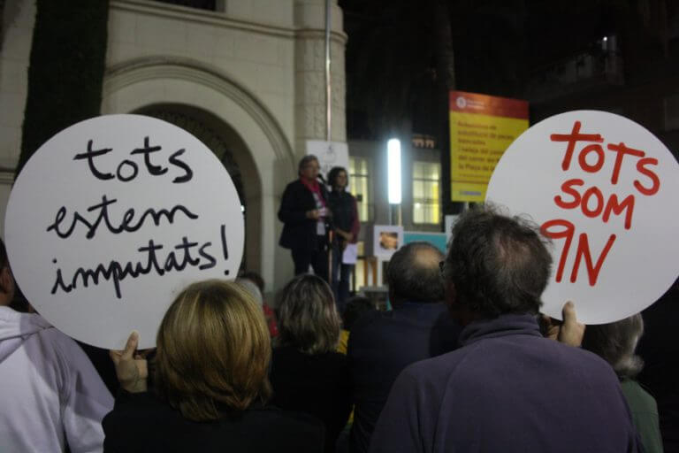 Centenars de persones omplen la plaça de la Vila contra les imputacions pel 9N