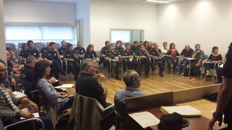 El Consistori treballa per millorar la coordinació als barris de policia i serveis municipals