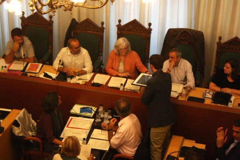 El govern espanyol avisa el Consistori que retirar la imatge del Rei va contra la llei