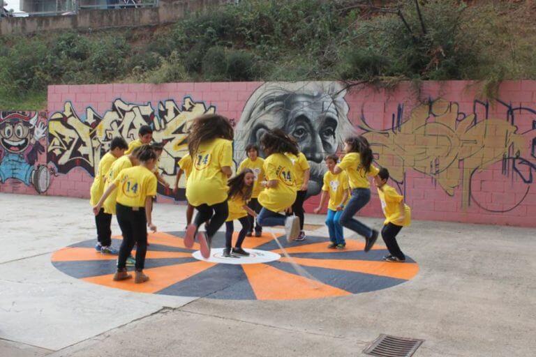 La Fundació Cruyff impulsa millores al pati de l’escola Pau Picasso de Lloreda
