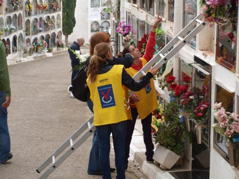 Una festivitat de Tots Sants sense Voluntaris Badalona als cementiris