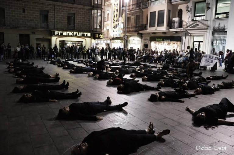 Una vuitantena de dones ‘moren’ a la plaça de la Vila contra la violència masclista