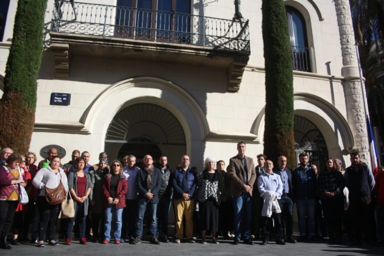 Badalona guarda silenci per les víctimes dels atacs de París