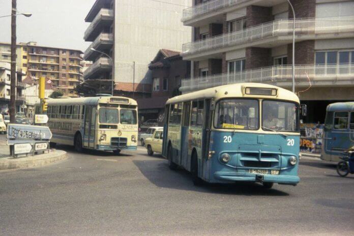 1980. Juliol, Badalona. Cotxe 73 (línia 14) i cotxe 20 (línia 4). A la Via Augusta..jpg