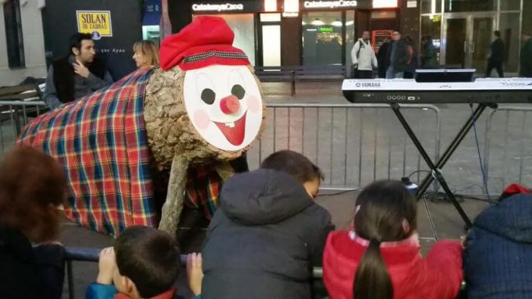 El Tió Gegant de la plaça de la Vila recull menjar per al Banc d’Aliments