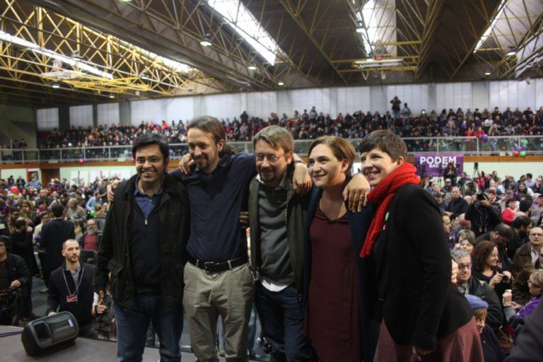Pablo Iglesias i Ada Colau omplen el poliesportiu de Llefià