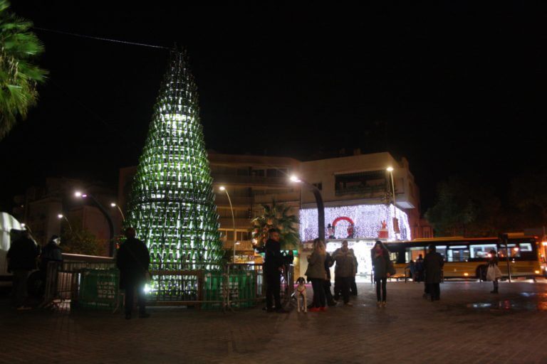 L’arbre de Nadal d’ampolles de vidre reciclat encèn les reaccions de la ciutat