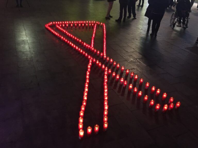 Un llaç vermell gegant il·lumina la plaça de la Vila per lluitar contra la sida