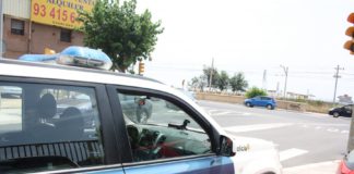 Calma tensa i més vigilància dels Mossos després del tiroteig a Sant Roc que fereix una nena de deu anys mossos.JPG