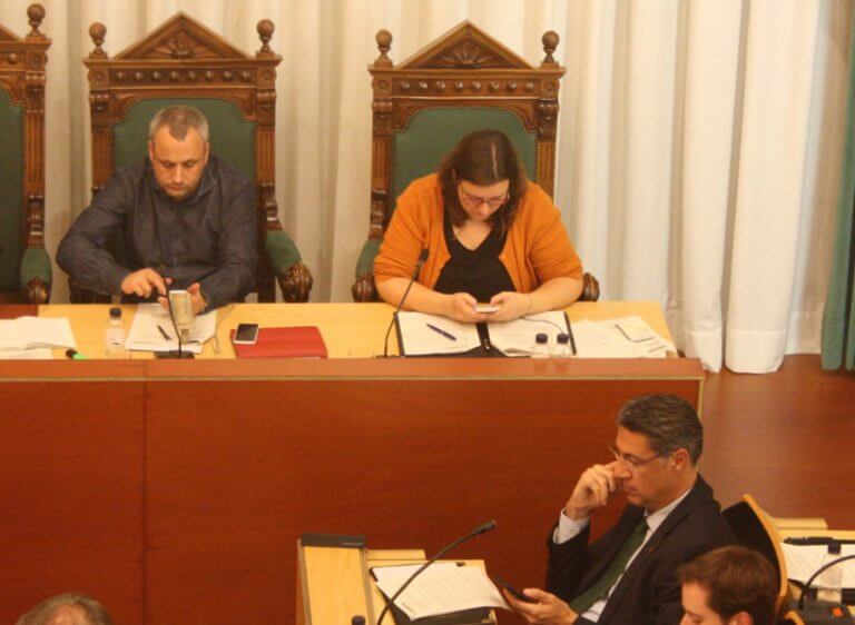 La política i l’ús dels ‘smartphone’ durant el Ple municipal