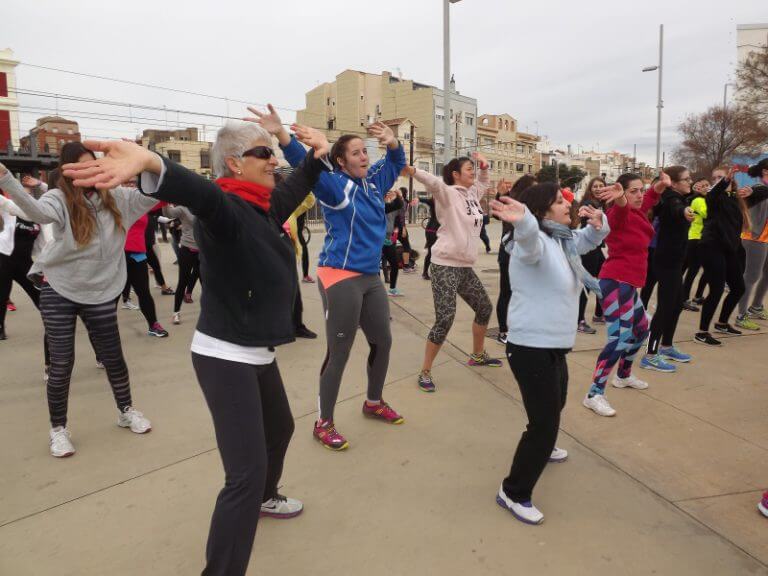 Una cinquantena de persones ballen zumba a favor de la lluita contra el TDAH