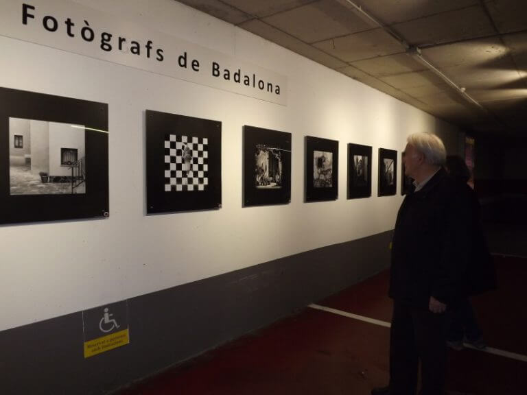 La Penya Fotogràfica de Badalona retrata els espais més emblemàtics del barri de Dalt la Vila en una nova exposició