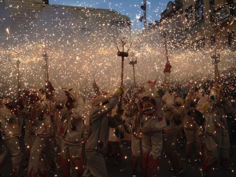 La cultura popular de les Festes de Maig, projectada a la Fabra i Coats de Barcelona