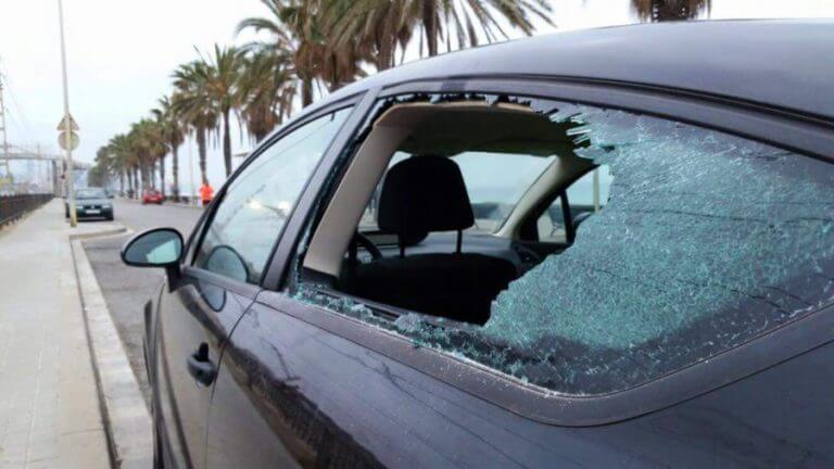 Onada de robarotis a l’interior dels cotxes del passeig Marítim