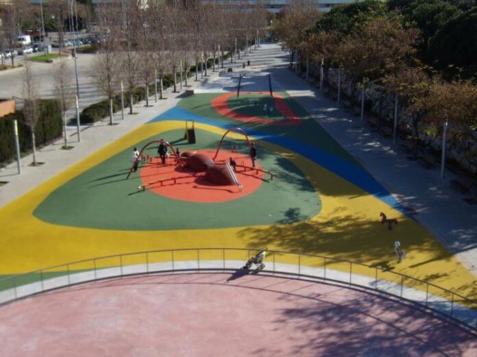 2001 parc muntanyetes zona Jocs infantils.JPG