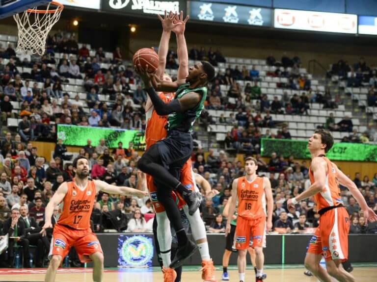 La Penya porta el líder fins al límit (66-73)