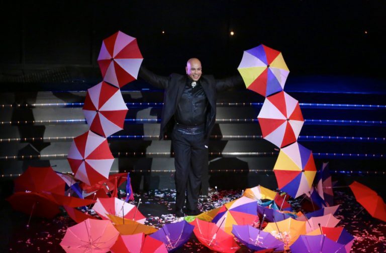 Més d’una dotzena de mags omplen Badalona de màgia i espectacle