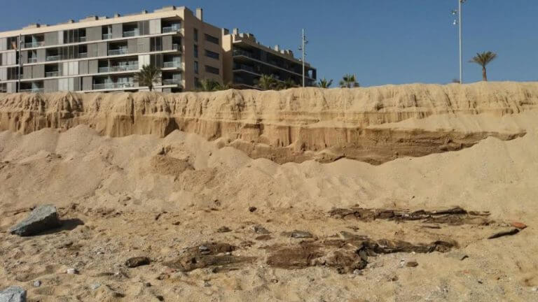 Troben al costat del Pont del Petroli restes d’un antic abocament d’hidrocarburs