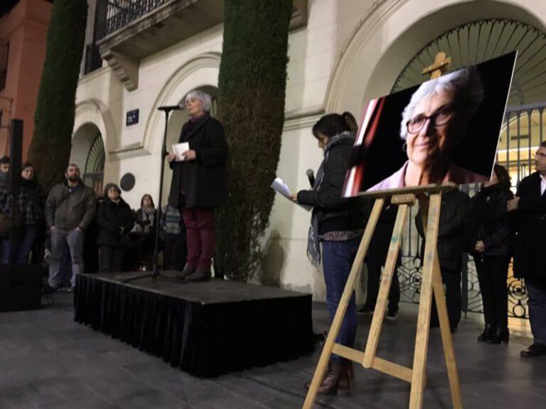 Una multitud de persones se cita a la plaça de la Vila per recordar Muriel Casals
