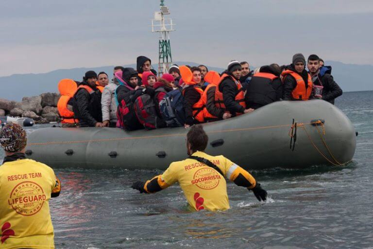 Els ‘herois’ badalonins a la costa grega de Lesbos, pregoners de les Festes de Maig