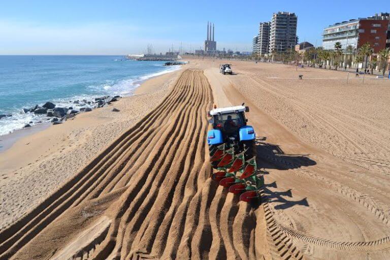Comencen a arreglar les platges de Badalona per a la temporada de bany