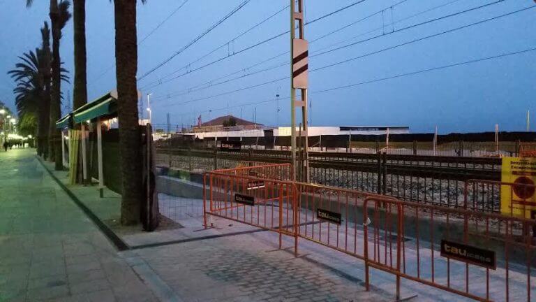 Les obres del pas inferior a la via del tren cap a la platja acabaran a l’abril