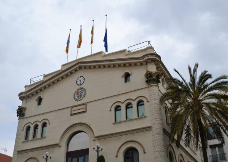 Badalona fa onejar la bandera europea a mitja asta en suport als refugiats