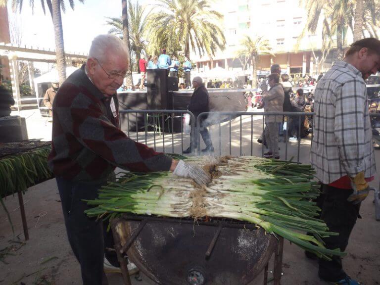 Es reparteixen més de 3.500 calçots a la plaça Trafalgar de Llefià