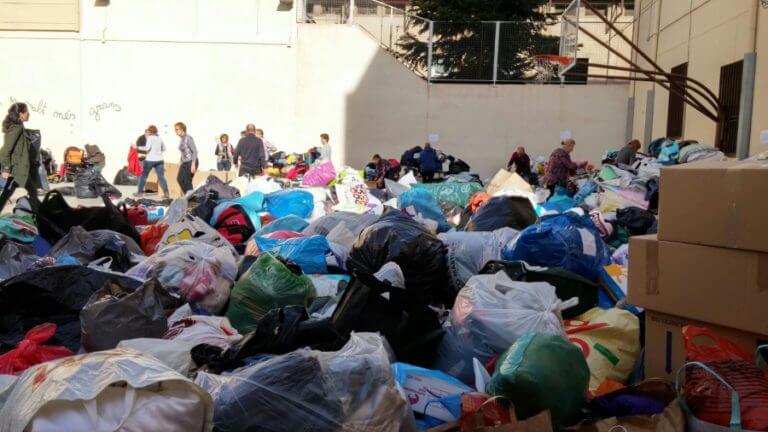 La solidaritat de Badalona desborda una recollida de roba per als refugiats d’Idomeni
