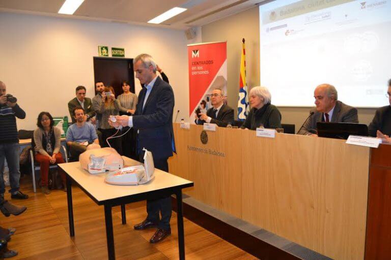Badalona distribueix desfibril·ladors entre 26 farmàcies de la ciutat
