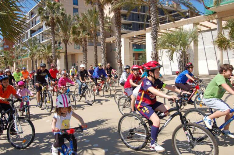 Centenars de veïns recorren el Front Marítim en bicicleta