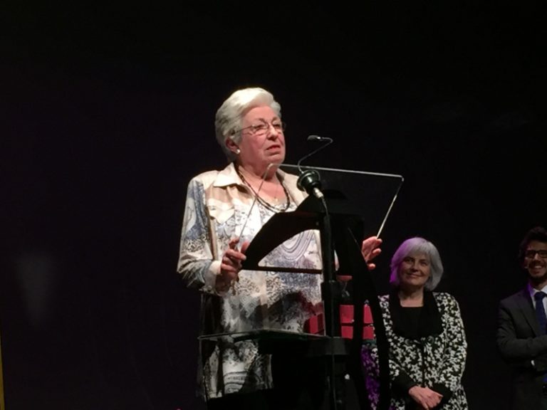 Felicitat Comas rep la Guineueta honorífica dels Amics del Teatre Zorrilla