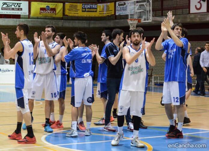 Los jugadores del CB Prat agradecen a los aficionados su apoyo.jpg