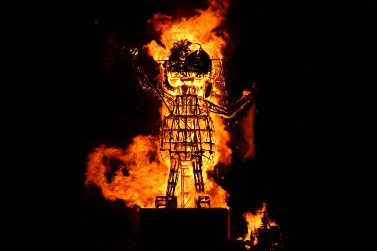 La Cremada s’imposa a la pluja i la Dimonieta Rebel sucumbeix a les flames