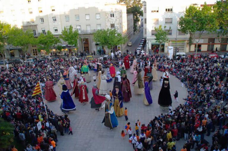 Els gegants i capgrossos de la ciutat es citen a la plaça de la Plana