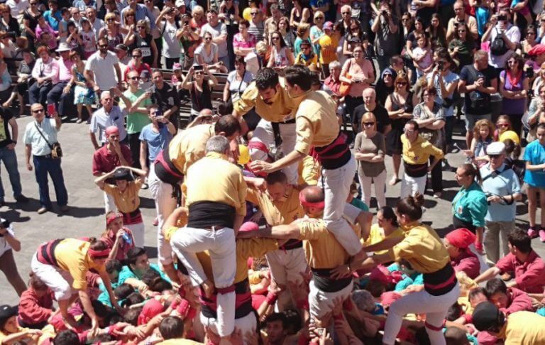 La Colla Micaco surt a plaça per celebrar la XVIII Diada de Festes de Maig