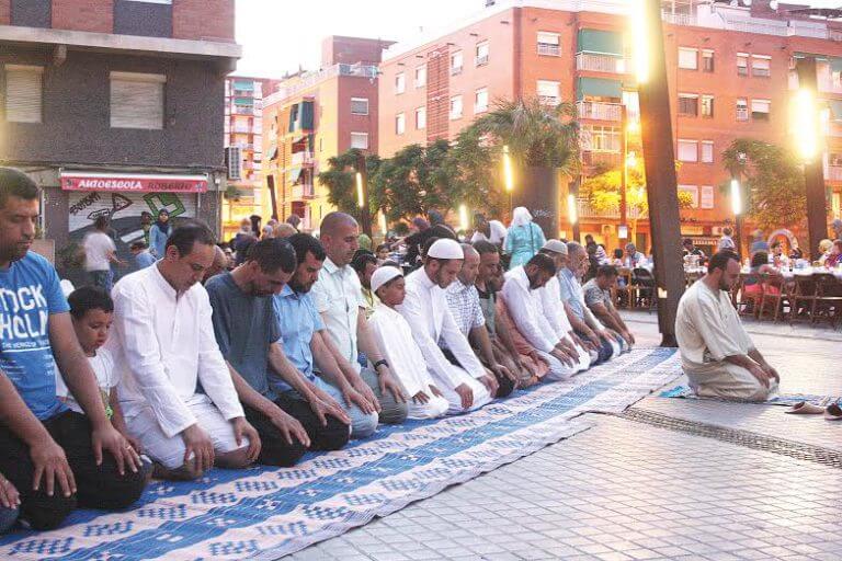 La comunitat musulmana de Badalona viu el Ramadà als espais públics