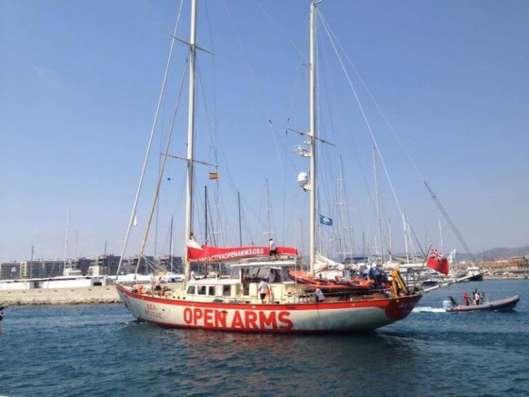 El nou vaixell de Proactiva Open Arms per al rescat de refugiats sarpa del port de Badalona