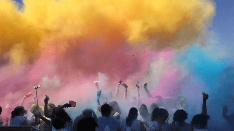 La Holi Run tenyeix de colors els carrers de Badalona