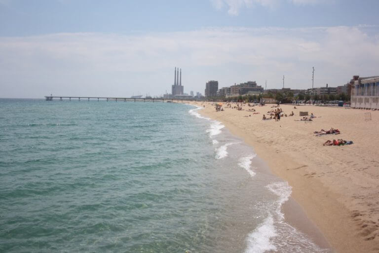 Badalona estrena un tram de platja adaptat per a persones amb discapacitat
